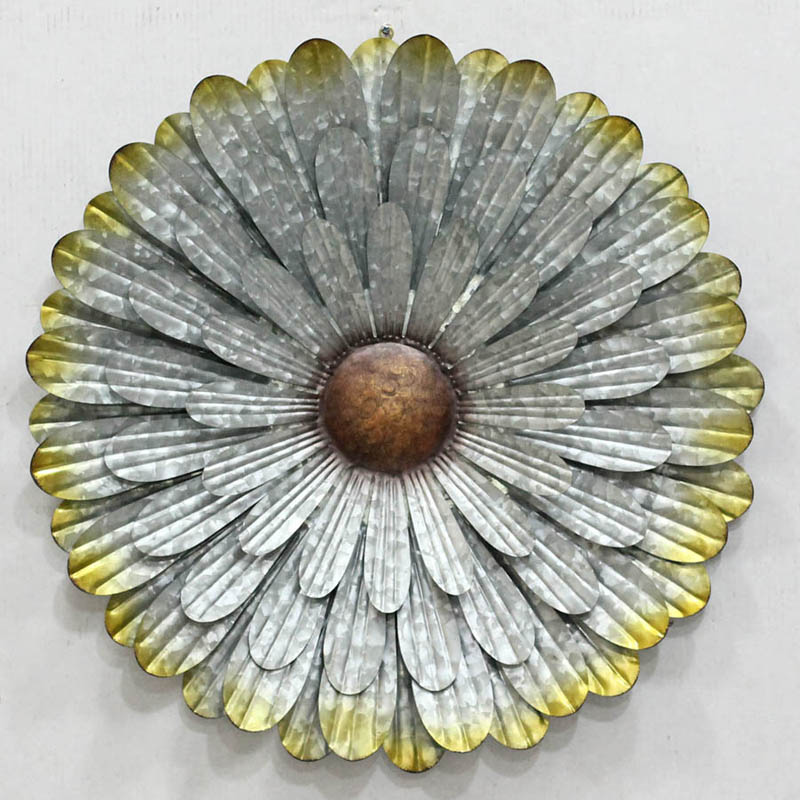 Zinc metal flower with gold edge